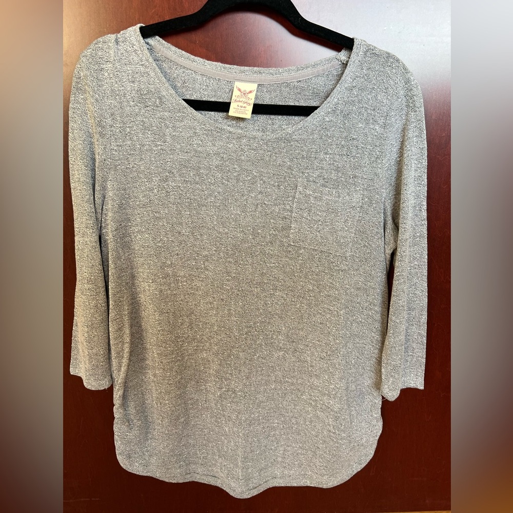 Gray quarter sleeve shirt